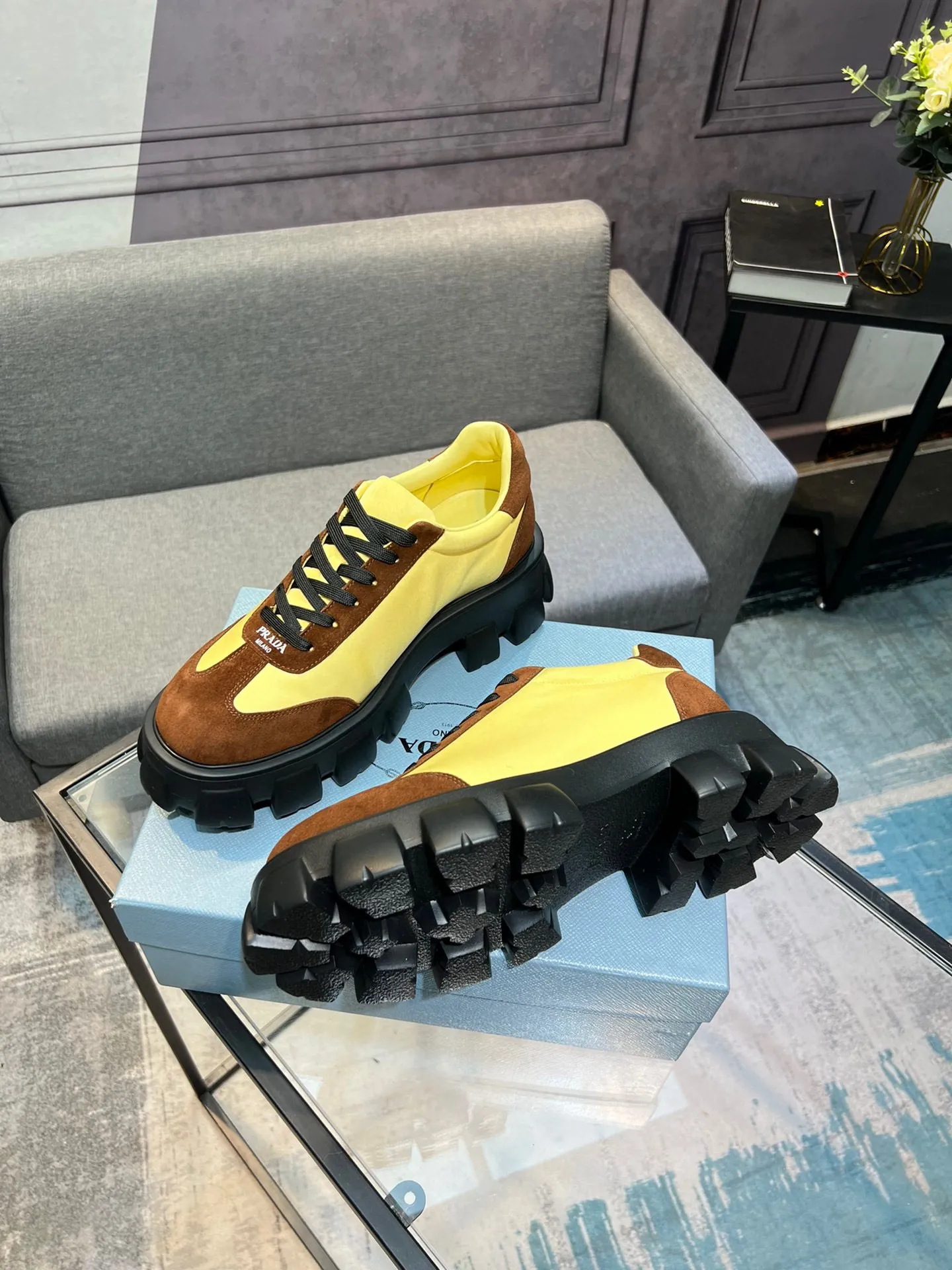 Men's shoes 💰540 Prada Latest 2025ss spring and summer catwalk series Thick-soled platform platform Casual sports shoes Couple style ☑️ Bold contrasting bright colors and fashionable combination Casual sports style design with exquisite details Classic personalized gear thick sole Increased comfort and unique modern trend style 🚩 Fabric: Cowhide ➕ Cloth Lining: Sheepskin Outsole: Original molded ultra-light foam material Sole thickness: 4.5CM Size: 35-45 (Female 40, Male 45, customized, non-returnable)